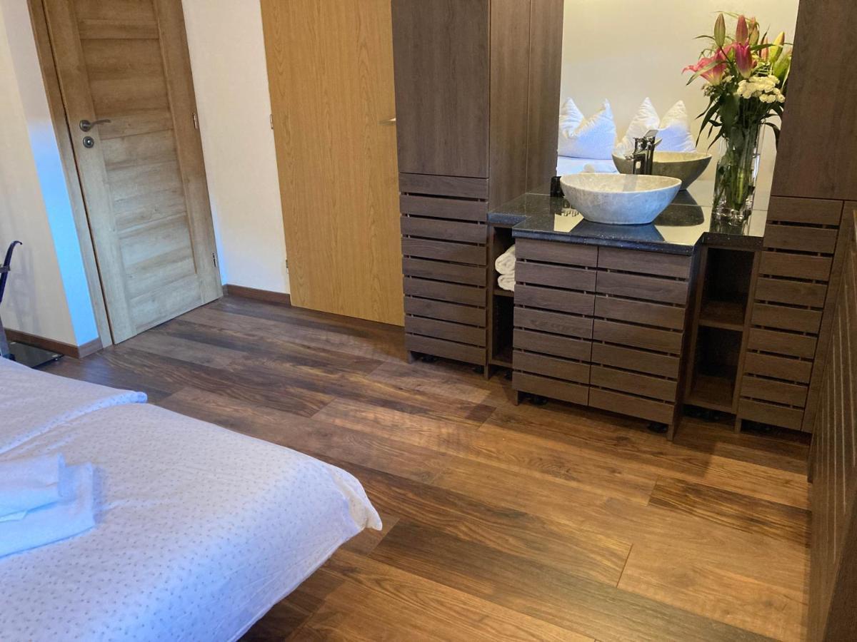 Guesthouse Mikulas Mikulov - Free Parking In The City Center ภายนอก รูปภาพ