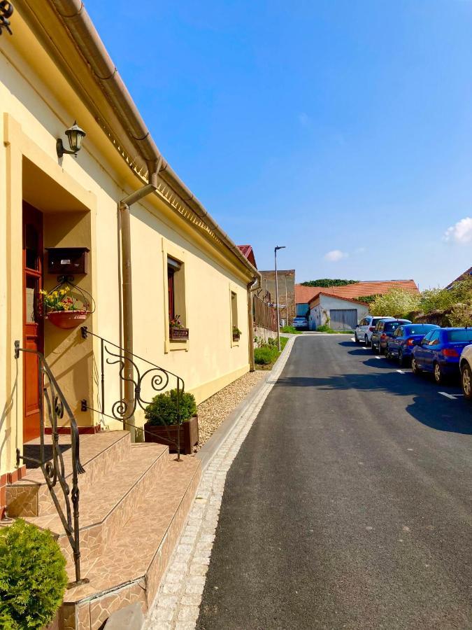 Guesthouse Mikulas Mikulov - Free Parking In The City Center ภายนอก รูปภาพ