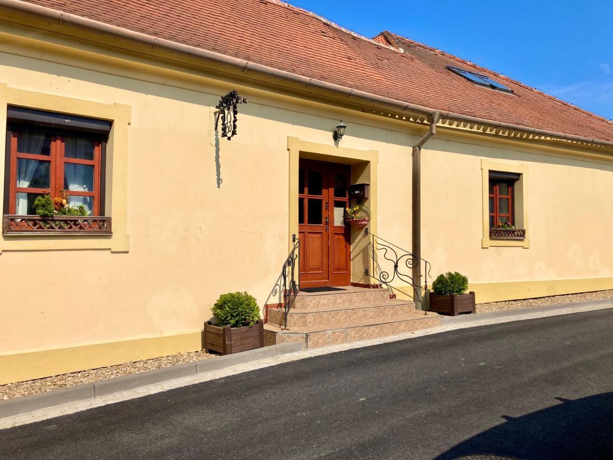 Guesthouse Mikulas Mikulov - Free Parking In The City Center ภายนอก รูปภาพ