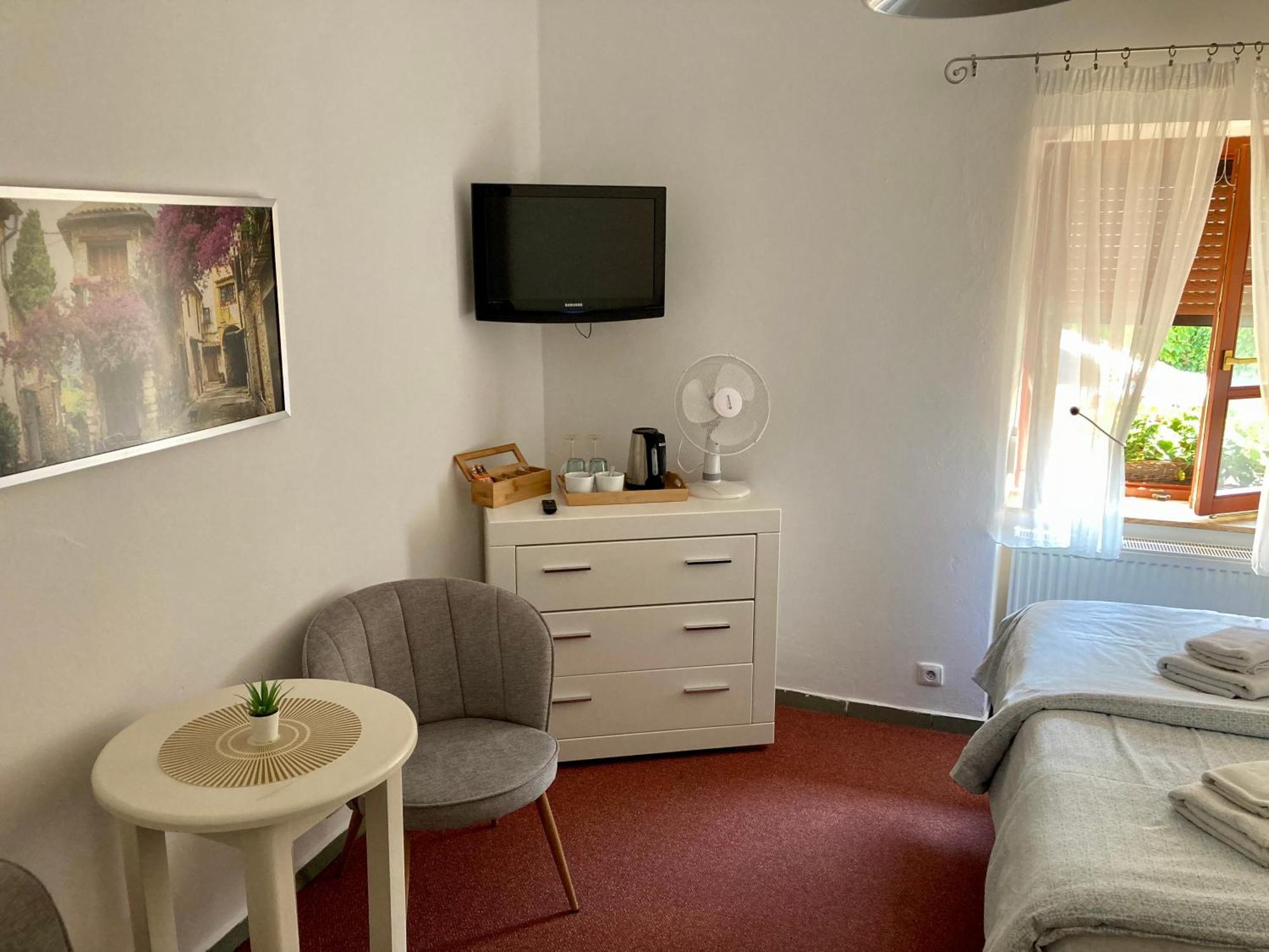 Guesthouse Mikulas Mikulov - Free Parking In The City Center ภายนอก รูปภาพ